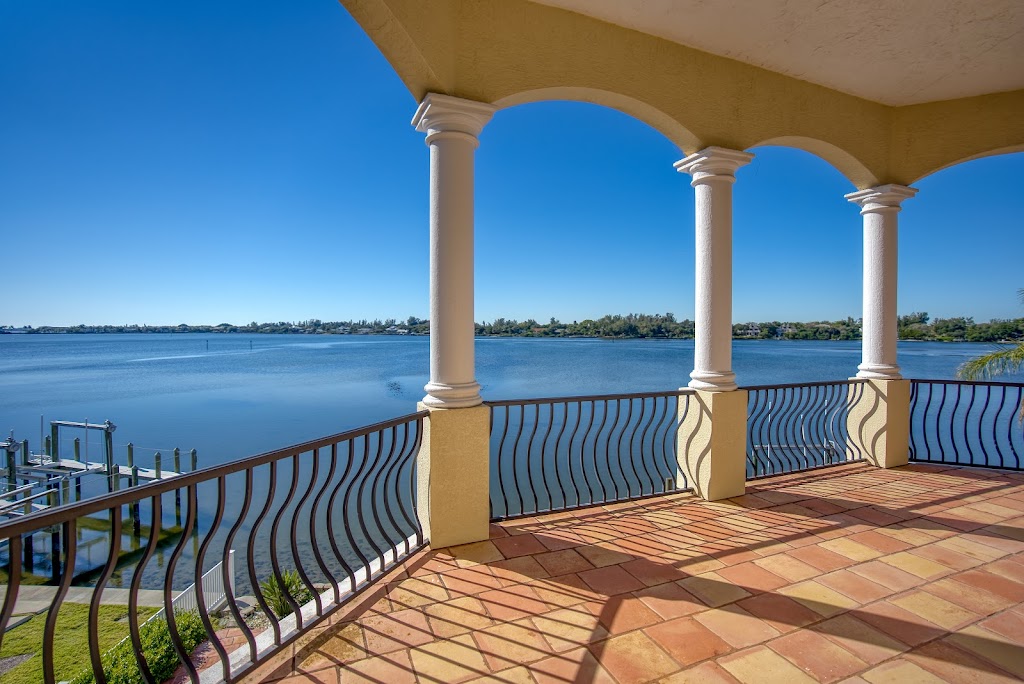 Bonnie on the Suncoast with Preferred SHORE Realty | 8318 Sylvan Woods Dr, Sarasota, FL 34243, USA | Phone: (941) 400-2490