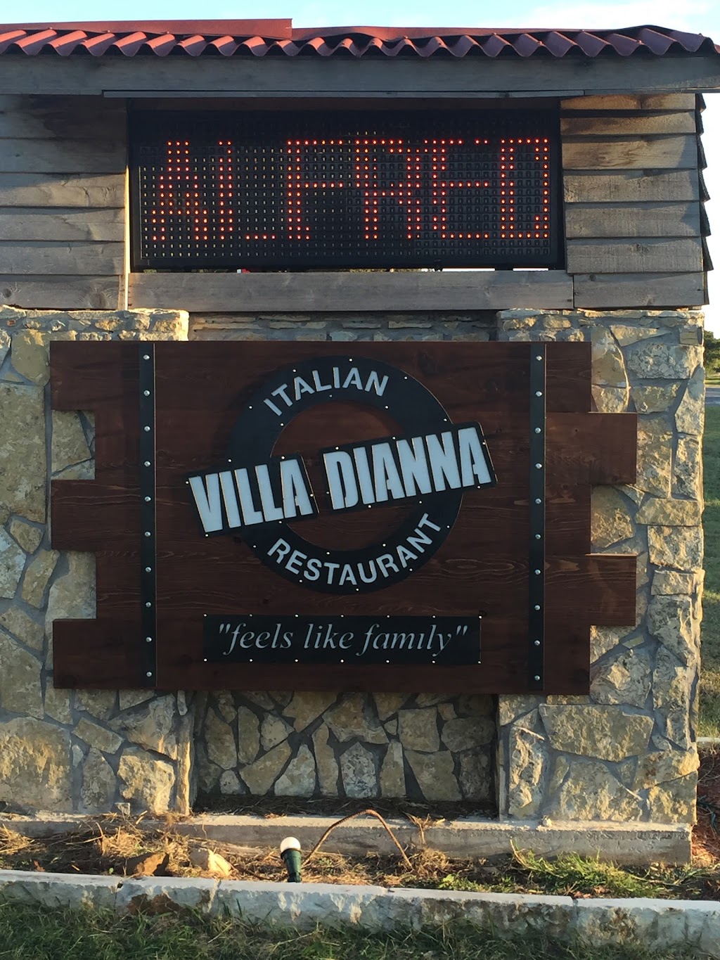 Villa Dianna Italian Restaurant | 2475 E Renfro St, Burleson, TX 76028, USA | Phone: (817) 426-6664