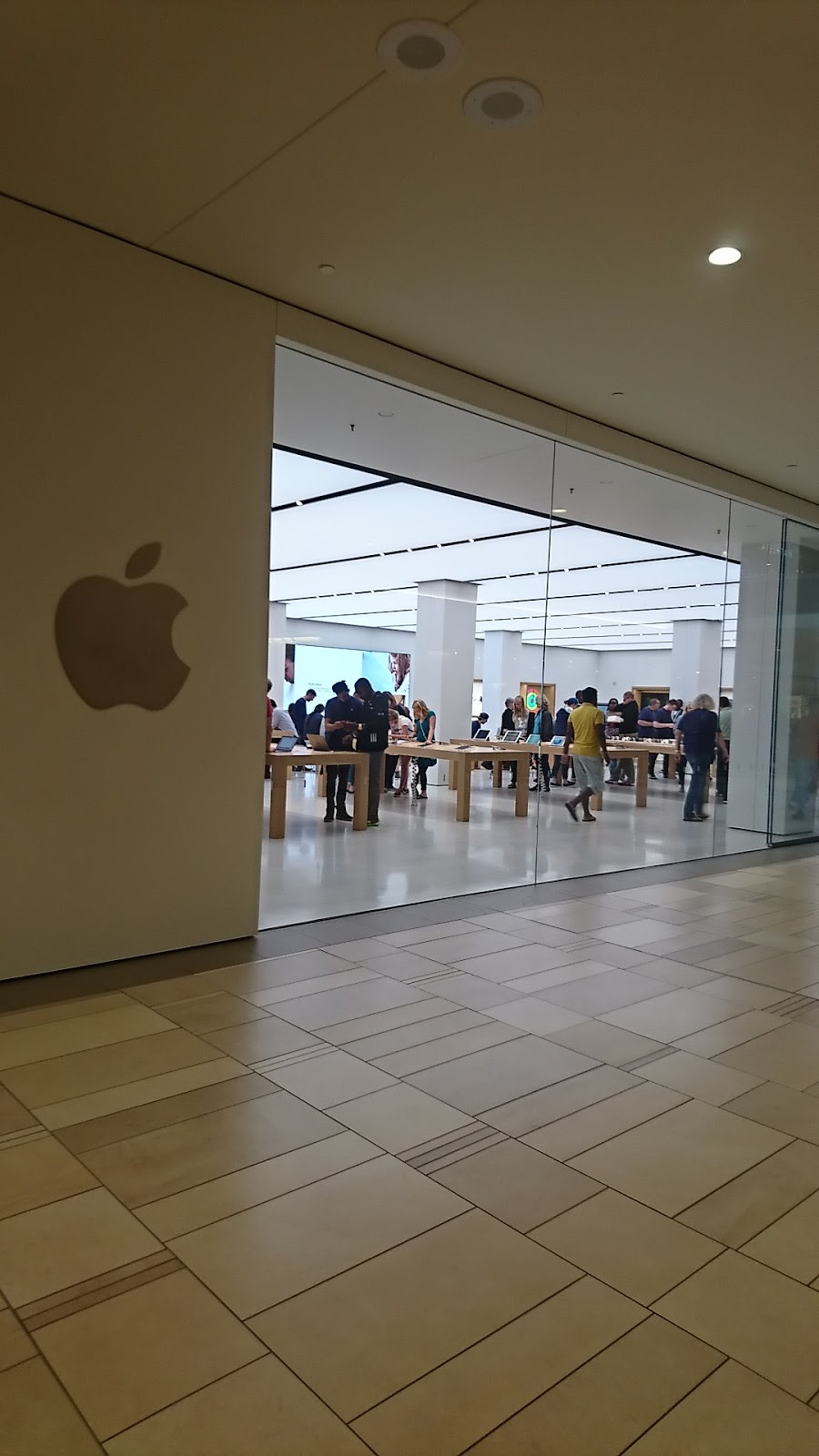 Apple Ridgedale | 12531 Wayzata Blvd, Minnetonka, MN 55305 | Phone: (952) 486-4861