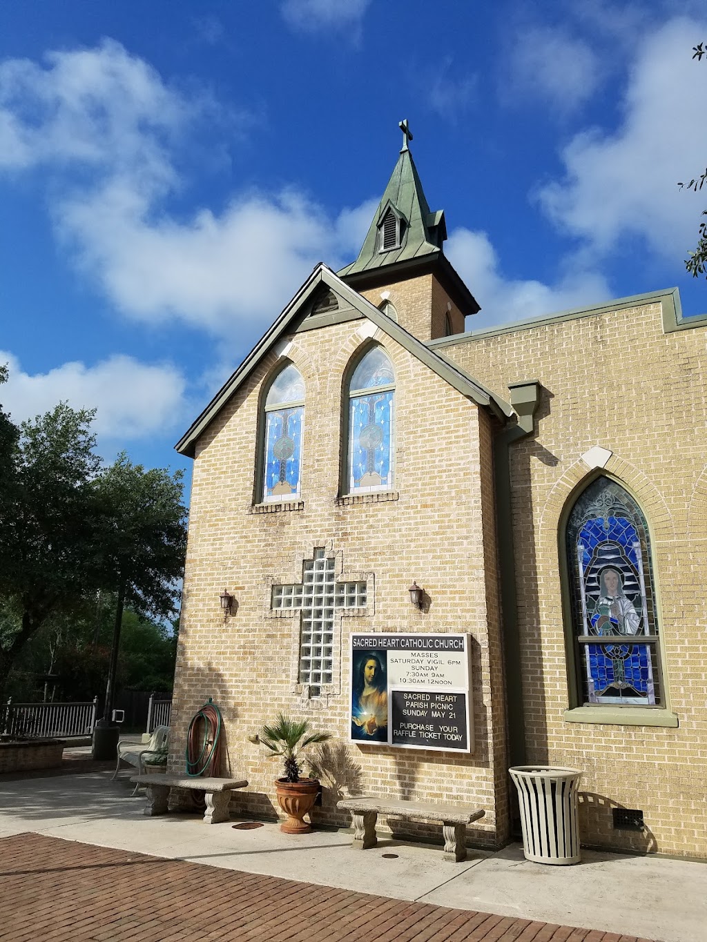 Sacred Heart Catholic Church | 1009 Trail St, Floresville, TX 78114, USA | Phone: (830) 393-6117