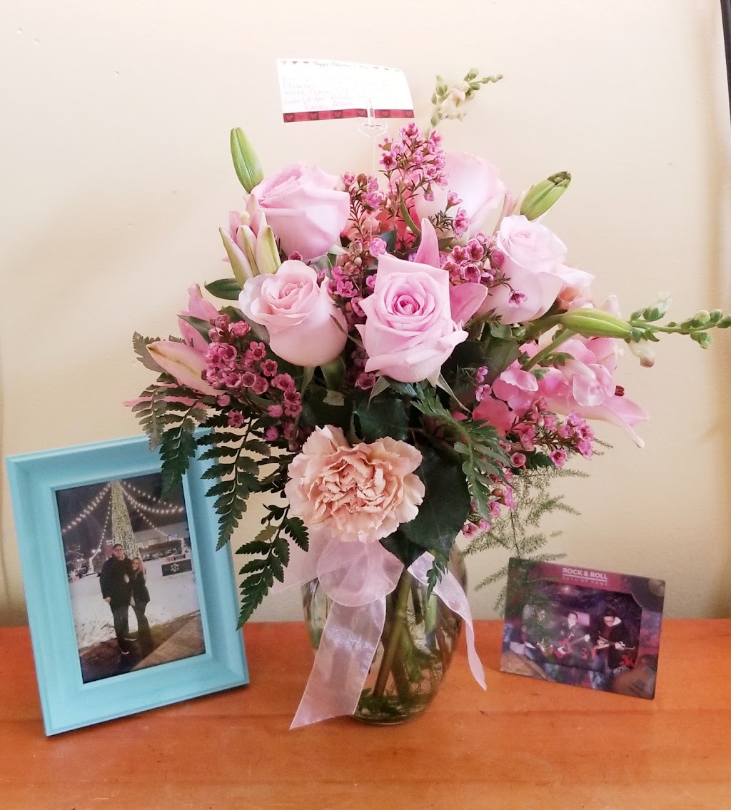 Auroras Florist Country Owl | 86 Barrington Town Square, Aurora, OH 44202, USA | Phone: (330) 562-6342