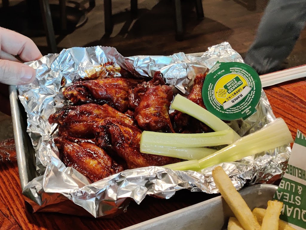 Quaker Steak & Lube | 3737 Stone Creek Blvd, Cincinnati, OH 45251, USA | Phone: (513) 923-9464