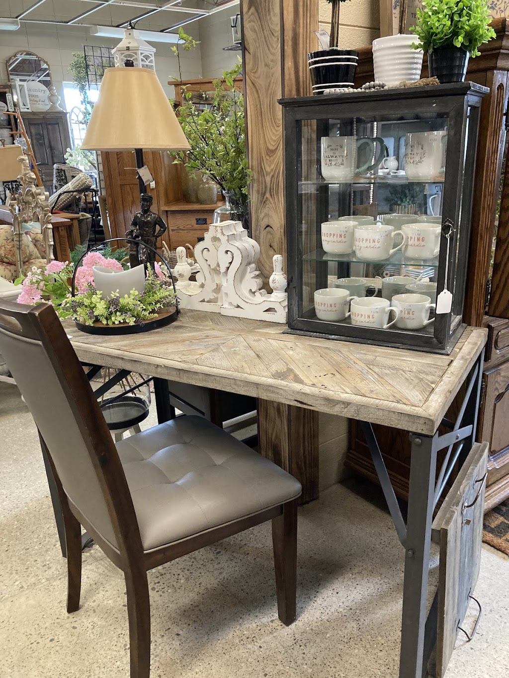 VINTAGE ANTIQUE MARKETPLACE | 111 S Harrison St, North Webster, IN 46555, USA | Phone: (574) 834-4004