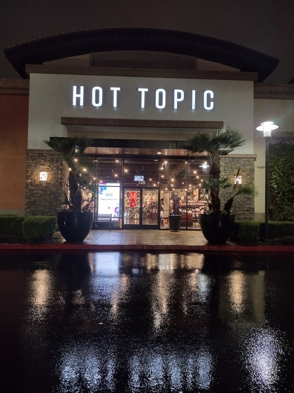 Hot Topic | 27461 San Bernardino Ave #120, Redlands, CA 92374, USA | Phone: (909) 660-8501