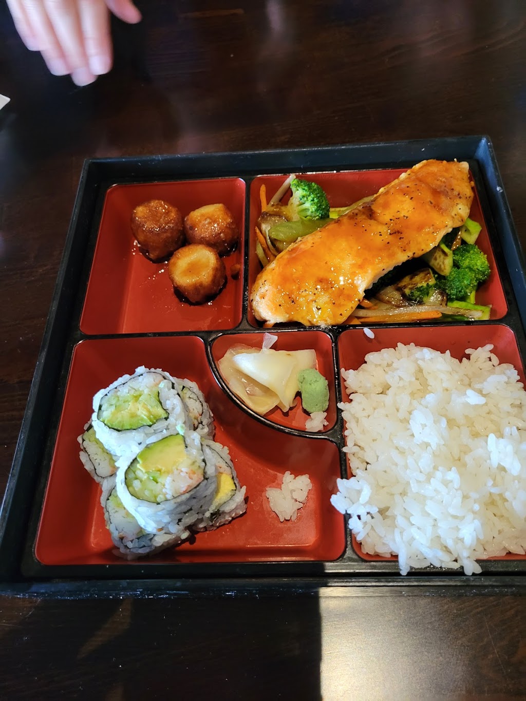 Iwa sushi | 7781 Amana Trail #205, Inver Grove Heights, MN 55077, USA | Phone: (651) 455-1473