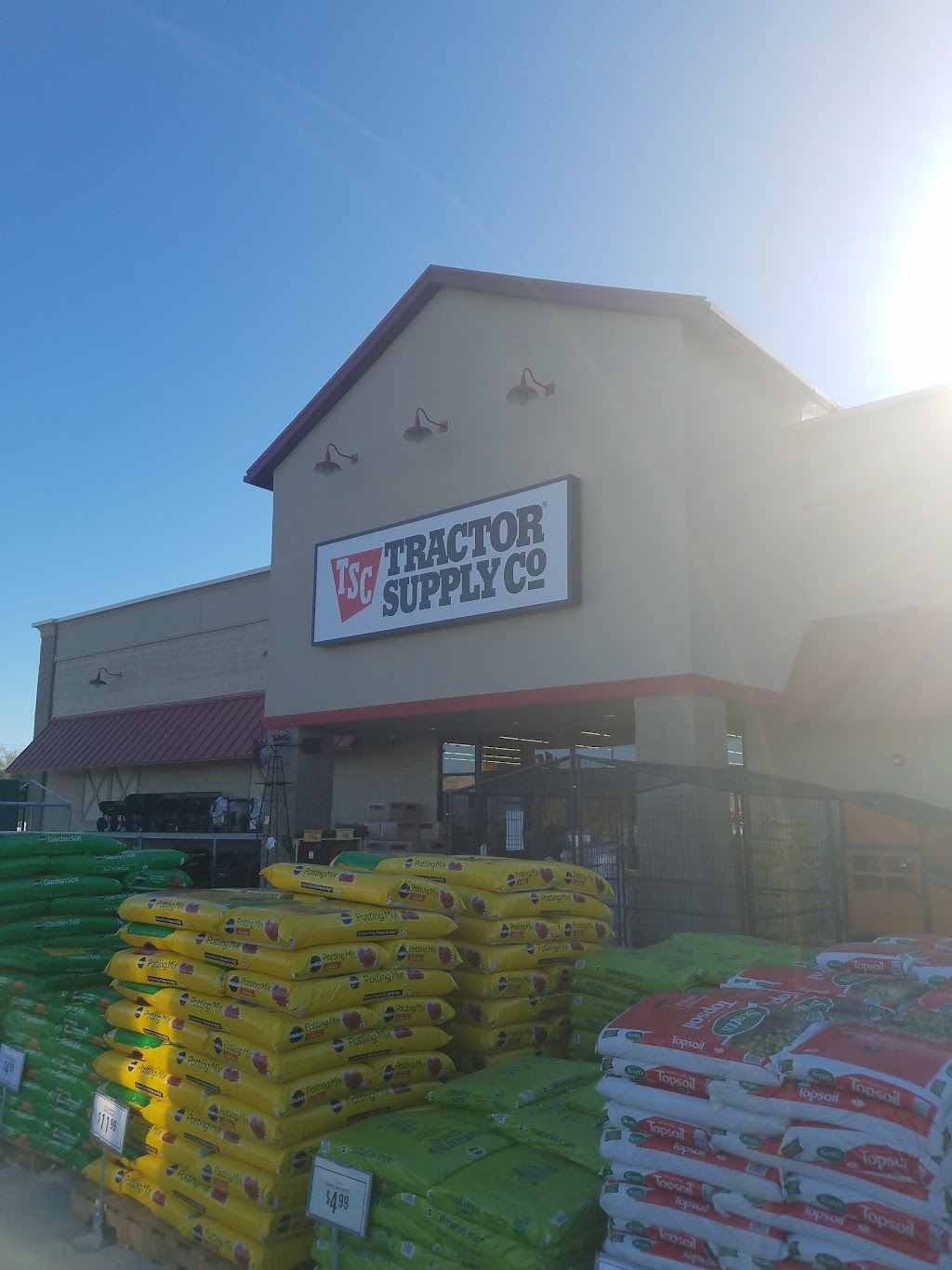 Tractor Supply Co. | 17130 E Shea Blvd, Fountain Hills, AZ 85268, USA | Phone: (480) 837-2060