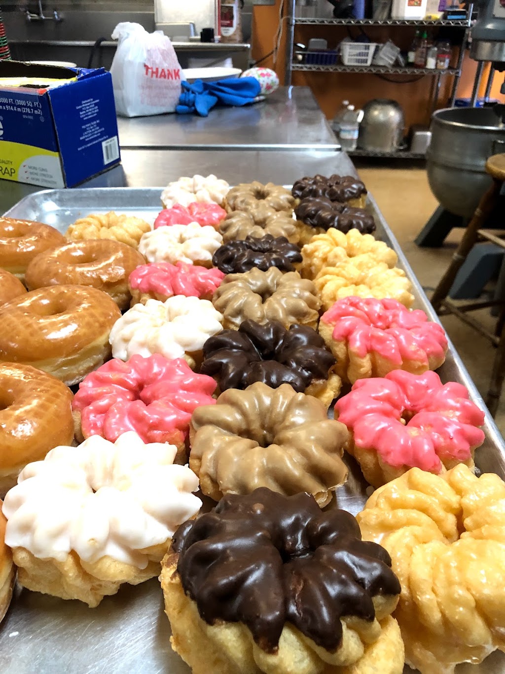 Famous Donuts | 845 W 19th St A, Costa Mesa, CA 92627, USA | Phone: (949) 645-1004