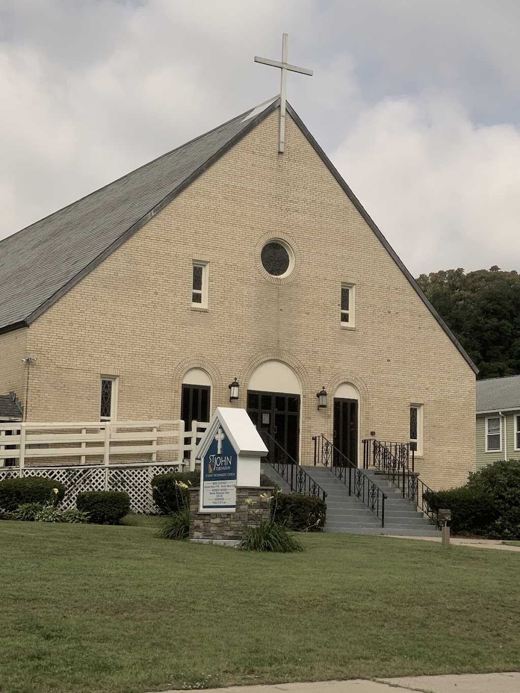 St. John The Evangelist Church, St. John XXIII Parish | 25 Library St, Hudson, NH 03051, USA | Phone: (603) 882-2462