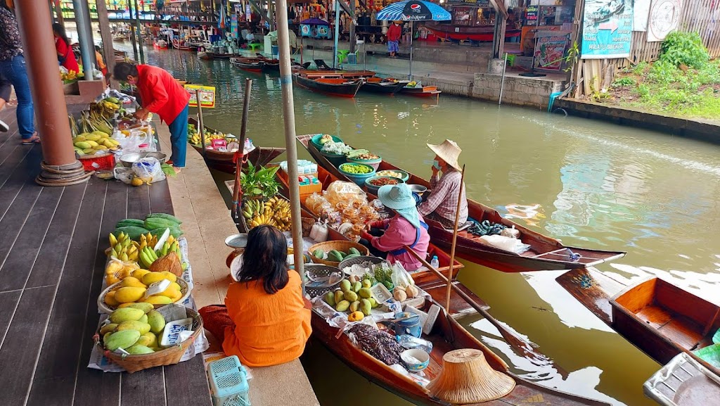 Damnoen Saduak Floating Market | 51 Tambon Damnoen Saduak, Amphoe Damnoen Saduak, Chang Wat Ratchaburi 70130, Thailand | Phone: 085 222 7470