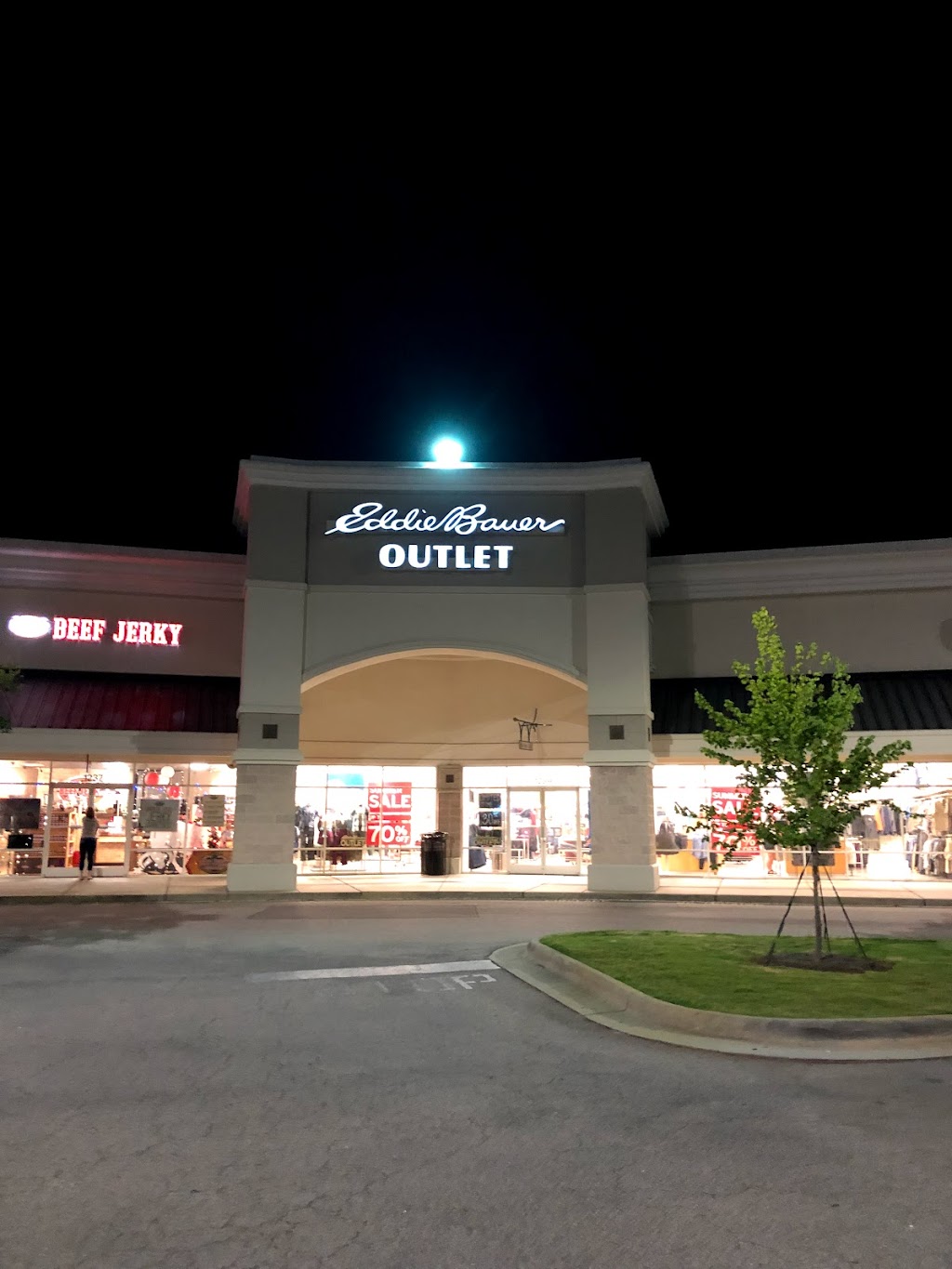 Eddie Bauer Outlet | 1205 Outlet Center Dr STE 1239, Smithfield, NC 27577, USA | Phone: (919) 989-8570