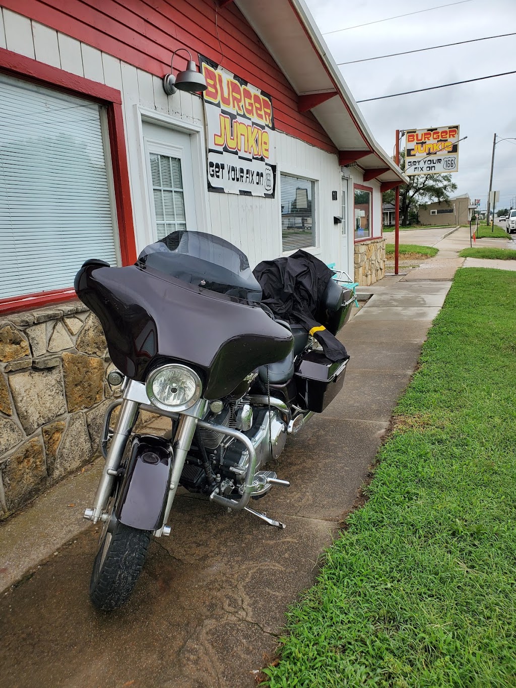 Burger Junkie | 611 W Madison Ave #3047, Arkansas City, KS 67005, USA | Phone: (620) 442-6666