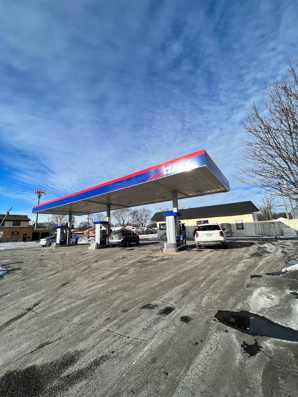 Clark Gas Station & Convenient Store | 5030 W Howard Ave, Milwaukee, WI 53220, USA | Phone: (414) 616-1804