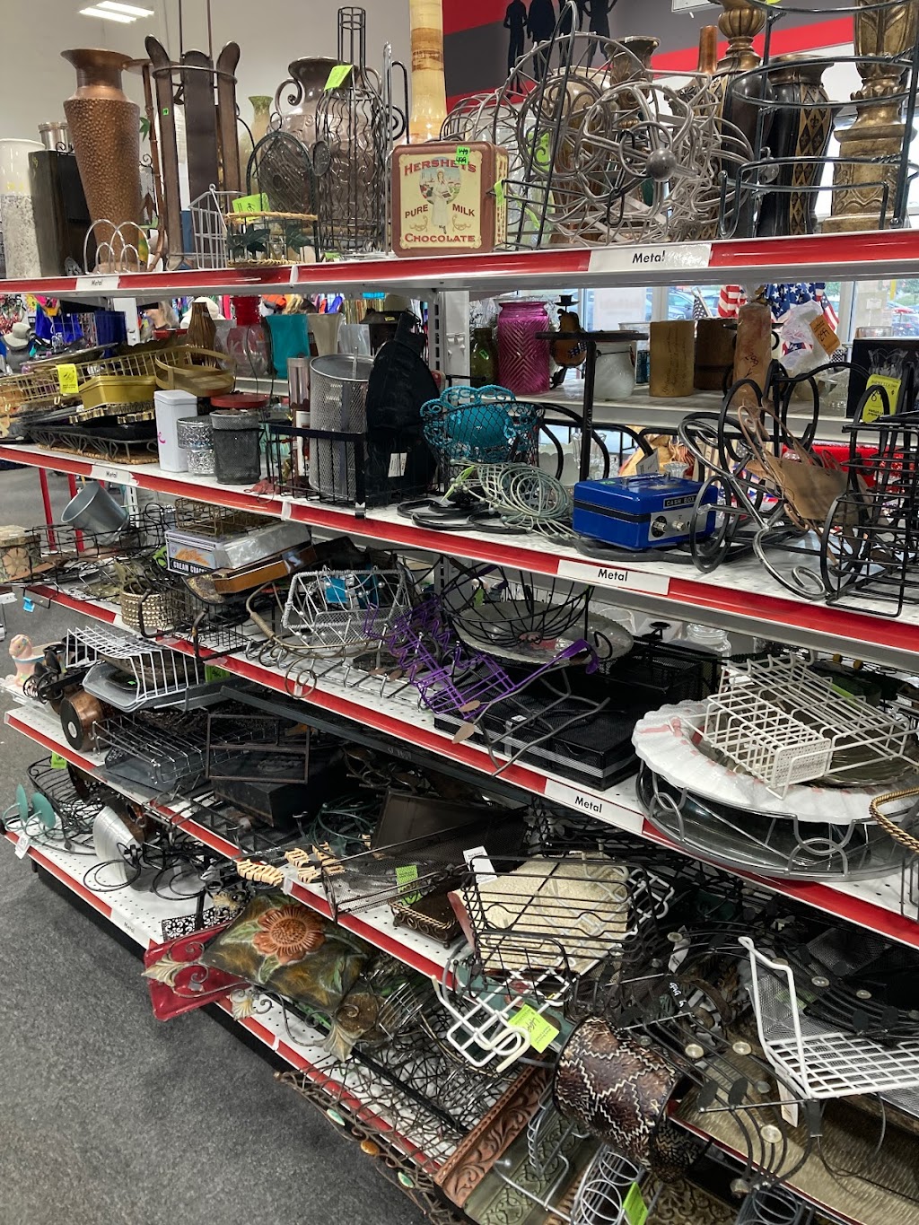 Red Racks DAV Thrift Store | 8026 Wornall Rd, Kansas City, MO 64114, USA | Phone: (816) 444-5823