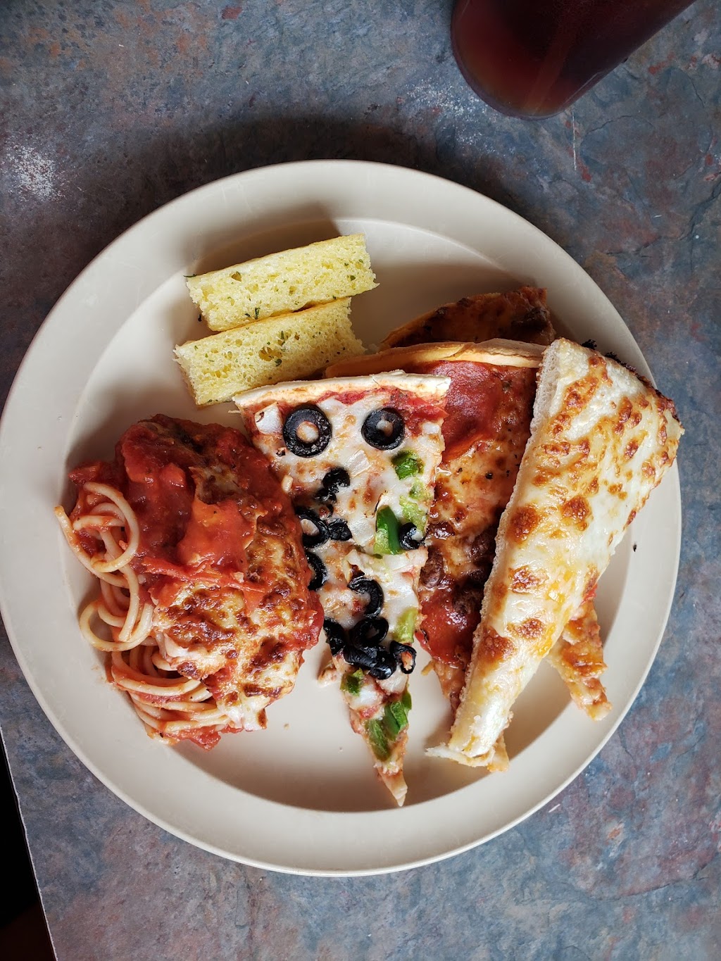 Kens Pizza | 901 E 30th Ave, Hutchinson, KS 67502, USA | Phone: (620) 669-9309