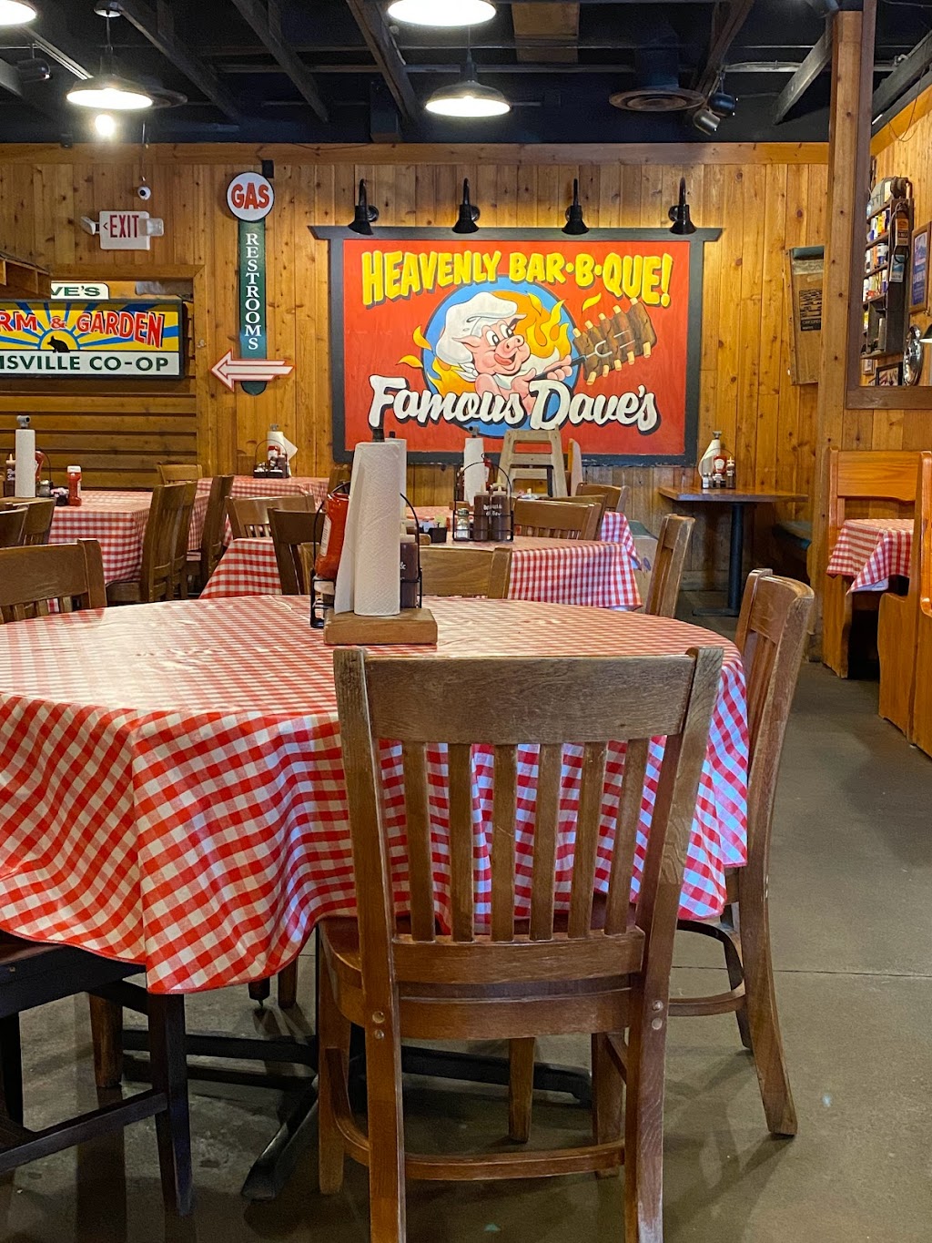 Famous Daves Bar-B-Que | 8605 Citadel Way, Louisville, KY 40220, USA | Phone: (502) 493-2812