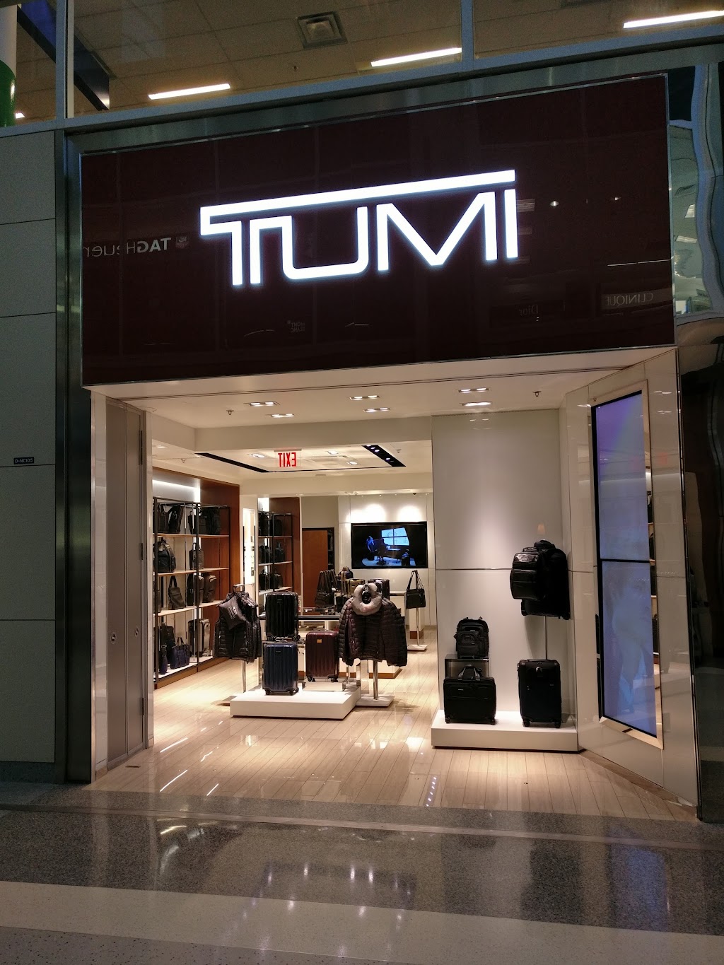 TUMI Store - Dallas Fort Worth International Airport | 2400 Aviation Drive North Terminal D, Near, Gate D25, Dallas, TX 75261, USA | Phone: (469) 923-6027