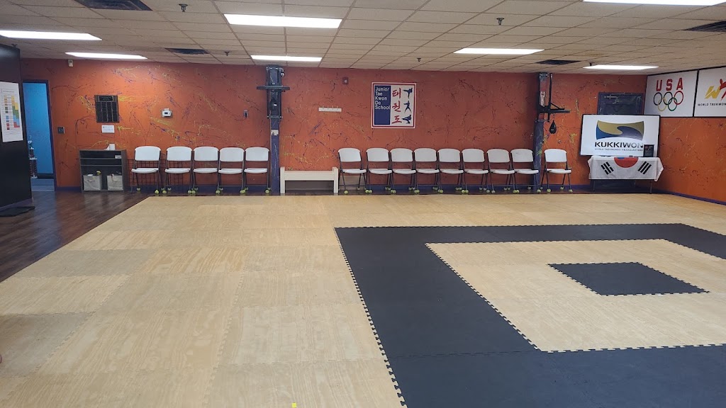 Everybodies Gym | 357 Washington St, Chardon, OH 44024 | Phone: (440) 286-2982