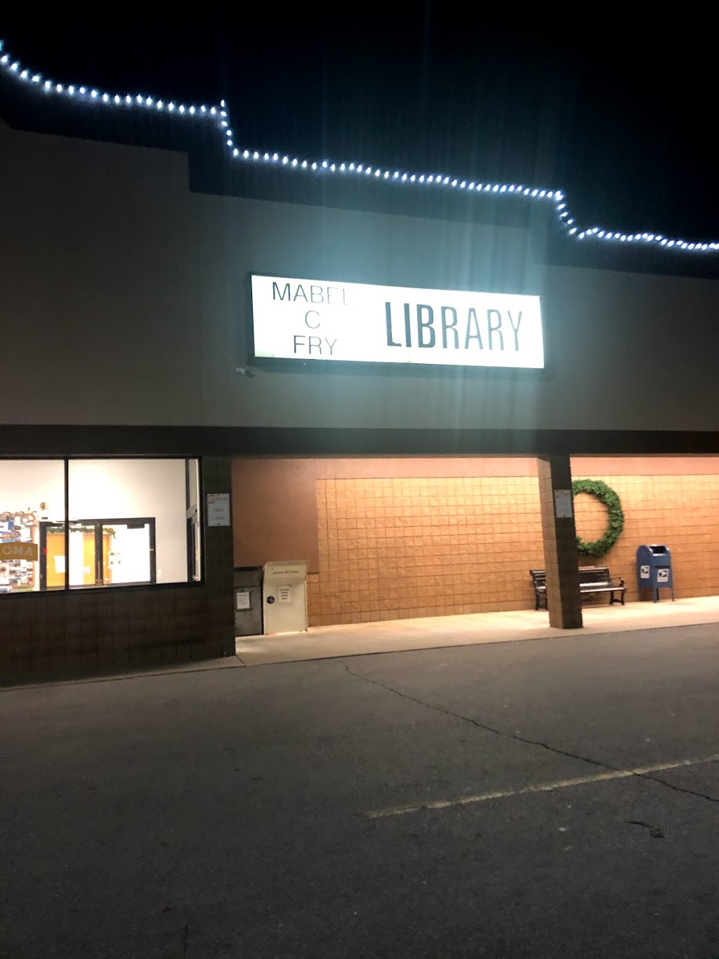 Mabel C Fry Public Library | 1200 Lakeshore Dr, Yukon, OK 73099, USA | Phone: (405) 354-8232