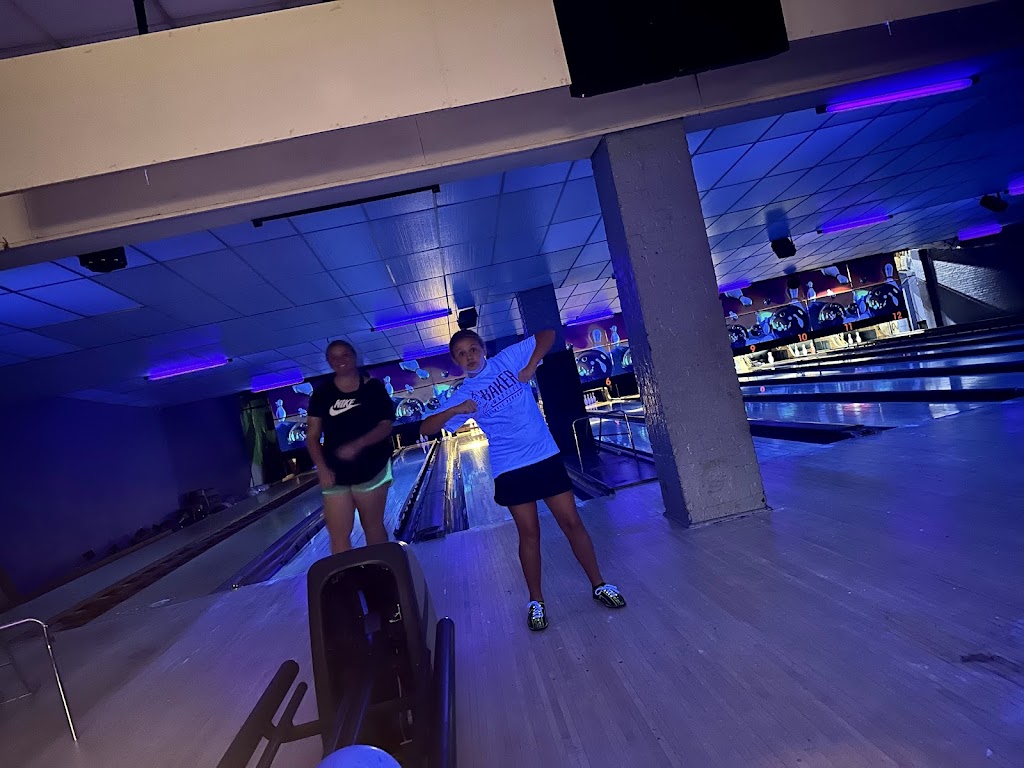 Main Street Bowl | 707 W Main St, Henryetta, OK 74437, USA | Phone: (918) 752-7520