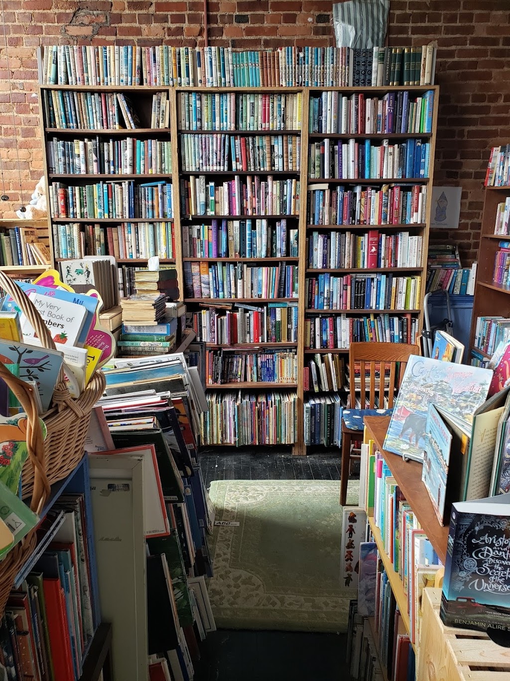 Village Book Store | 8140 Main St, Garrettsville, OH 44231, USA | Phone: (330) 527-3010