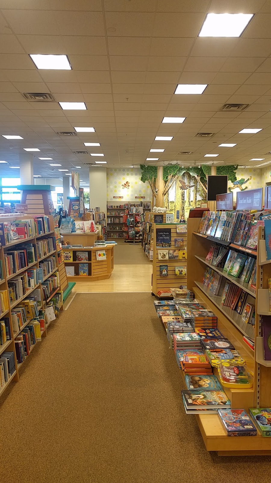 Barnes & Noble Booksellers Southlands Town Center | 6300 S Main St Suite N101, Aurora, CO 80016, USA | Phone: (303) 766-3069