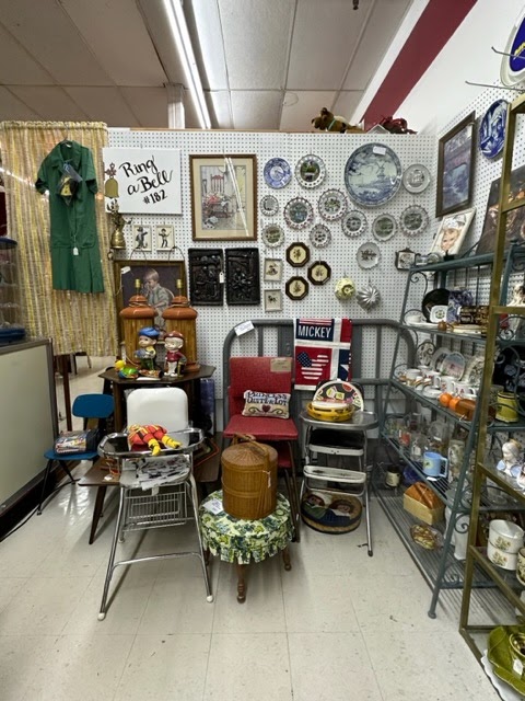 Plaza Antiques & Collectibles Mall | 2621 Dix Hwy, Lincoln Park, MI 48146, USA | Phone: (313) 386-7515