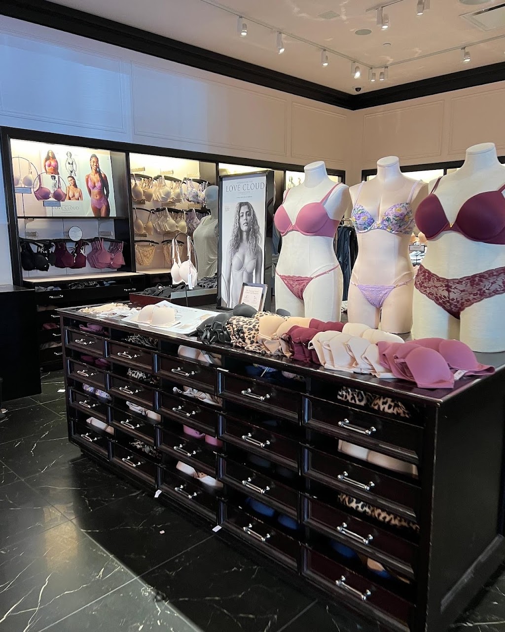 Victorias Secret & PINK | 2025 Festival Plaza Dr L100, Las Vegas, NV 89145, USA | Phone: (702) 228-1418