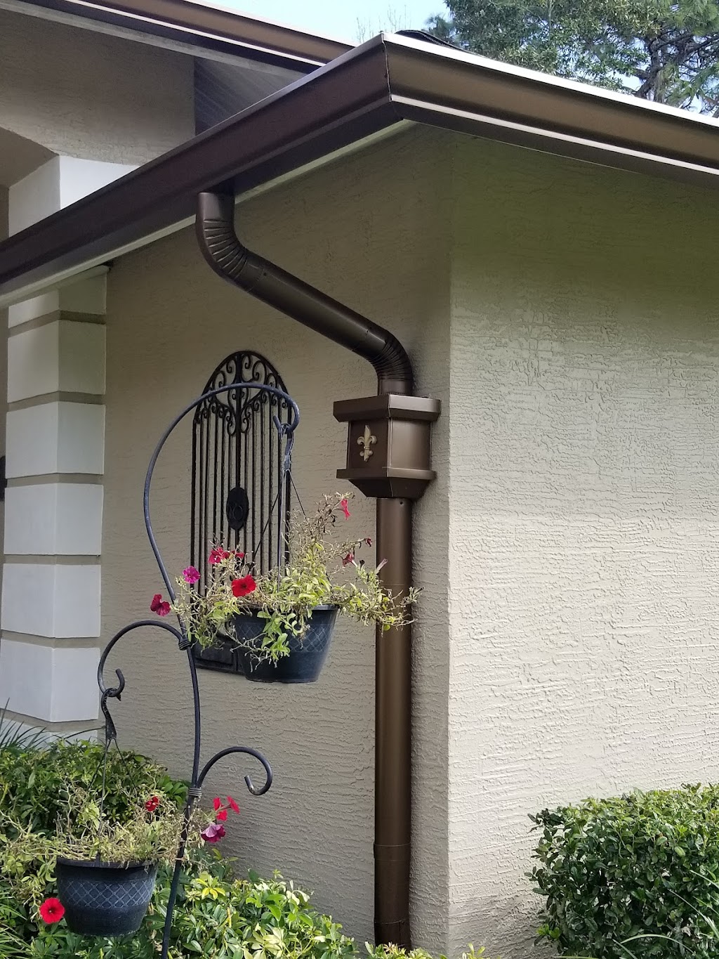 Seamless Rain Gutters / Aluminum Contractor | 7169 Red Oak Loop, New Port Richey, FL 34654, USA | Phone: (727) 236-6492