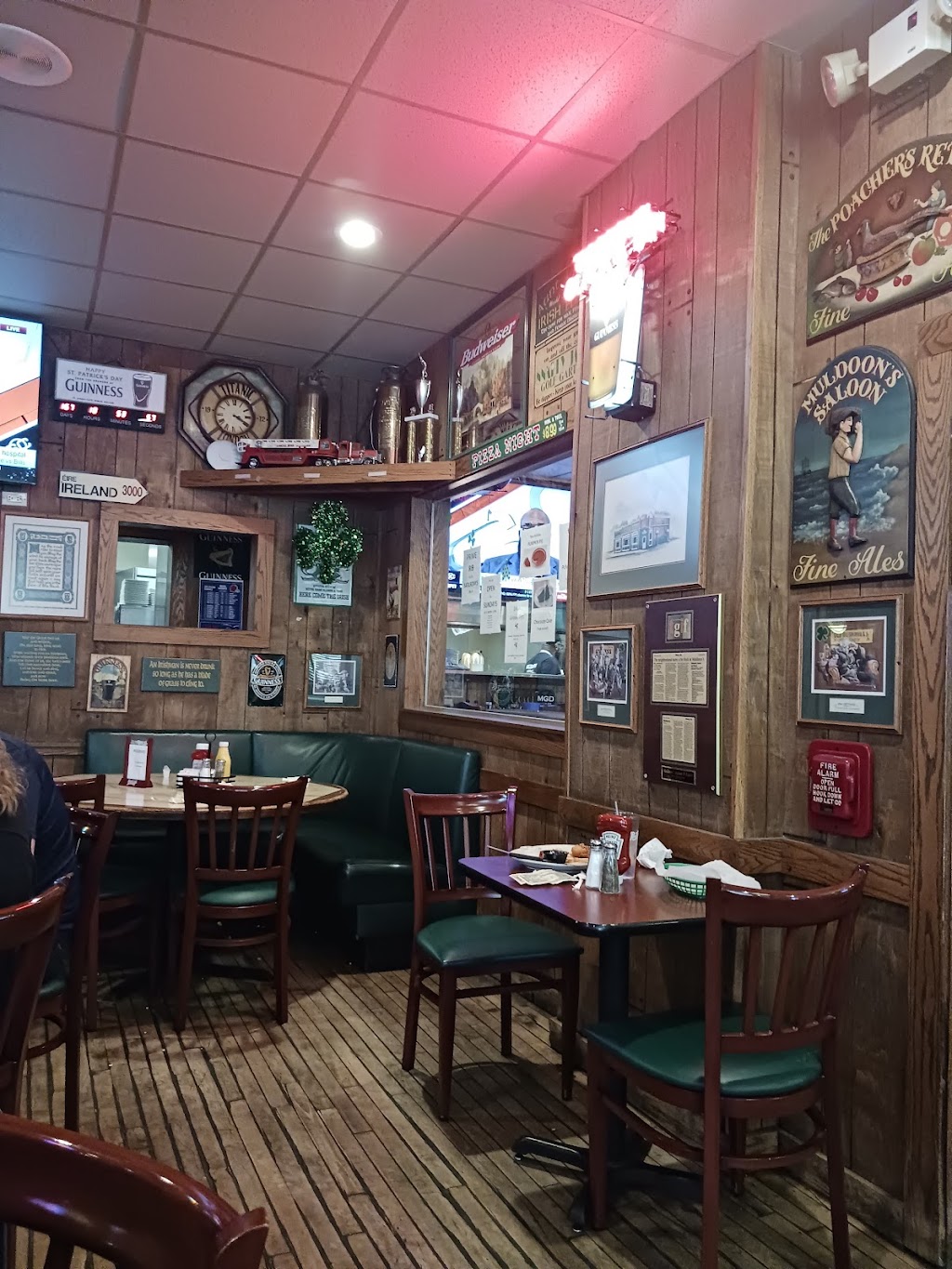 Muldoons Saloon & Eatery | 1020 E 185th St, Cleveland, OH 44119, USA | Phone: (216) 531-3130