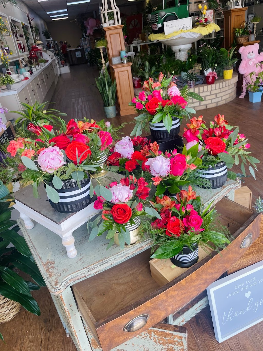 Paulines Flowers & Gifts | 106 W Garza St, Slaton, TX 79364, USA | Phone: (806) 828-6275