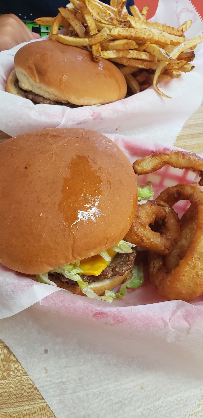 BENNYS BURGERS & SHAKES LLC | 610 N Main St, Cheney, KS 67025, USA | Phone: (316) 542-9934