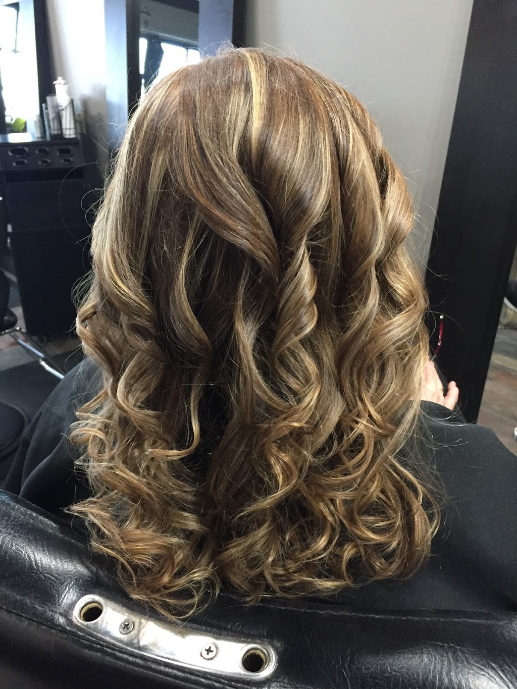 Salon Bella Luca | 824 Som Center Rd, Mayfield Village, OH 44143, USA | Phone: (440) 449-4848