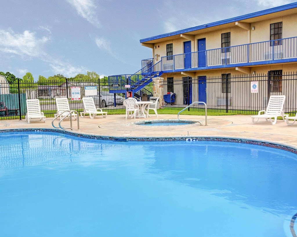 Rodeway Inn | 1209 I-35 N at, TX-46, New Braunfels, TX 78130, USA | Phone: (830) 629-6991