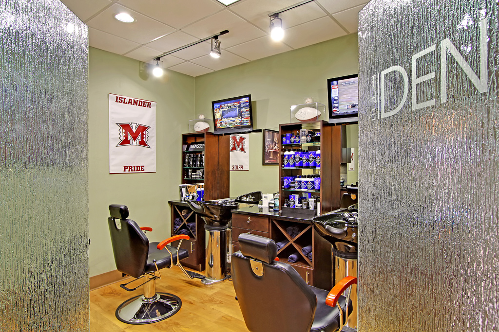 Au Courant Salon & The DEN, POSH Wardrobe Consulting | 7900 SE 28th St, Mercer Island, WA 98040, USA | Phone: (206) 232-1336