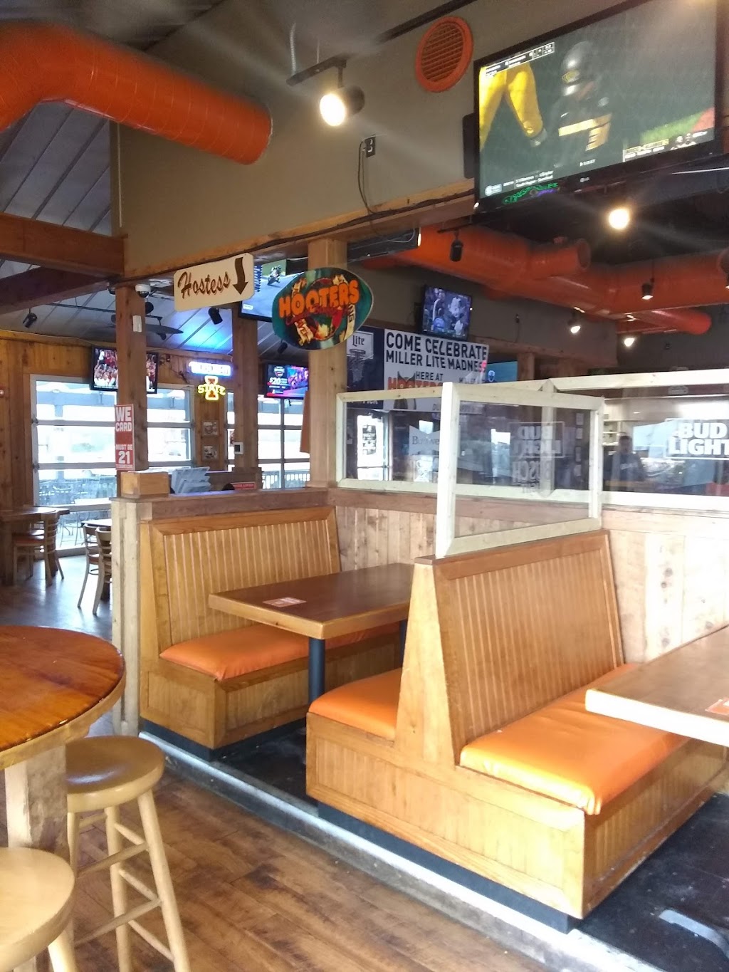 Hooters | 2910 23rd Ave, Council Bluffs, IA 51501, USA | Phone: (712) 256-2959