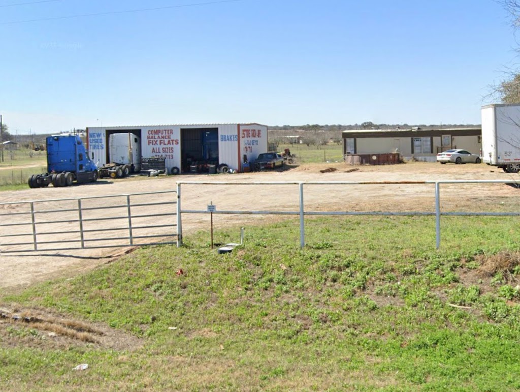 LESTERS TIRE ROAD SERVICE | 100 L C Martin Dr, Devine, TX 78016, USA | Phone: (210) 724-7113