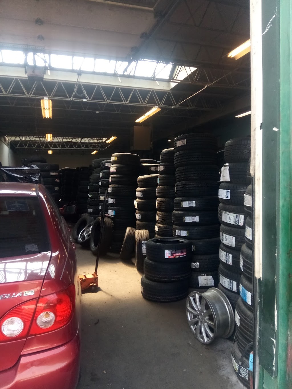 oakton tires shop | 616 Hartrey Ave, Evanston, IL 60202, USA | Phone: (847) 328-7351