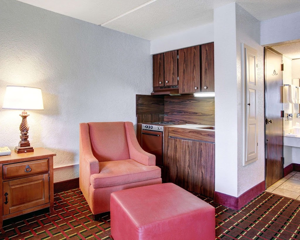 Rodeway Inn | 1209 I-35 N at, TX-46, New Braunfels, TX 78130, USA | Phone: (830) 629-6991