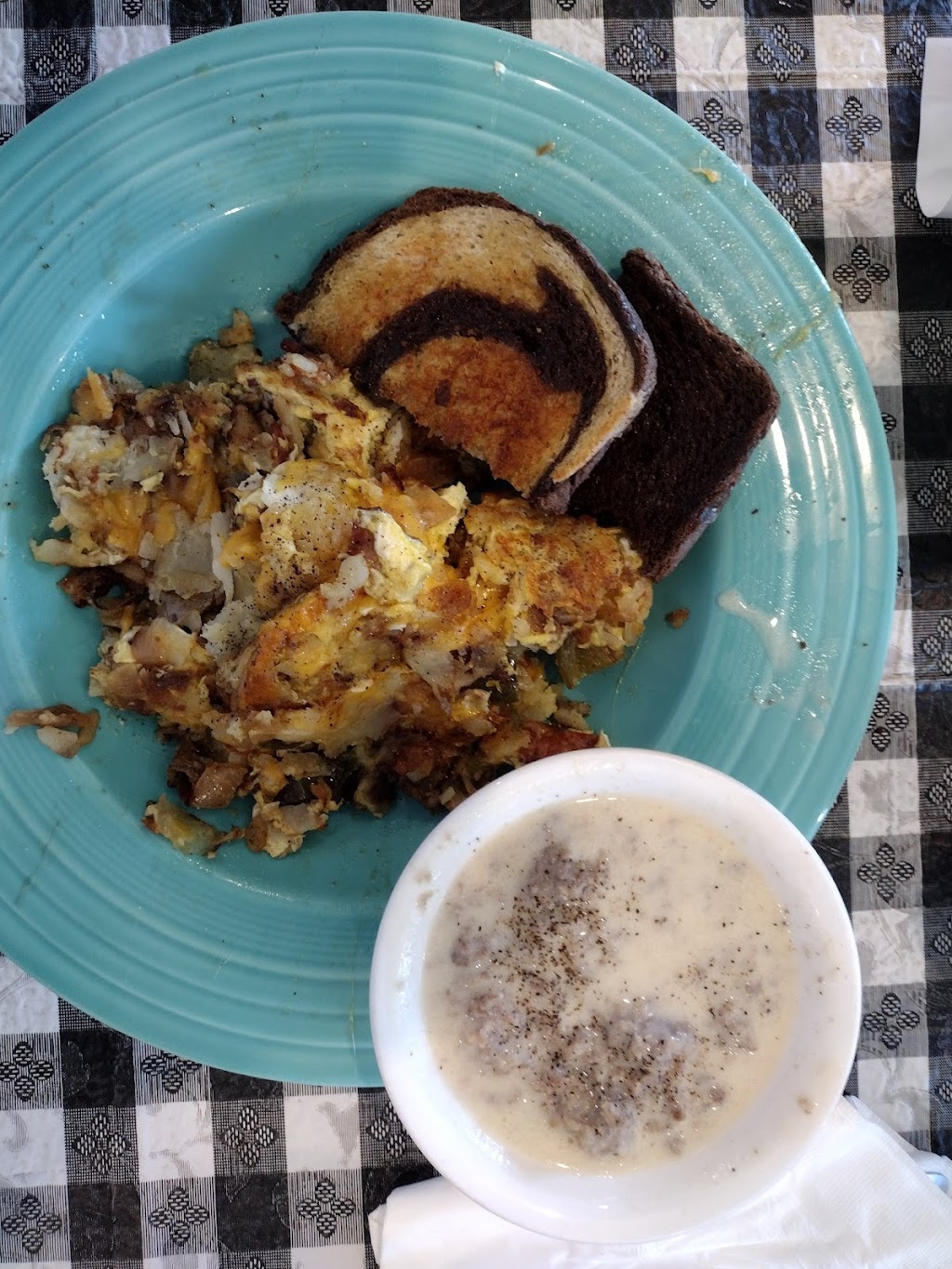 Coplins Family Diner | 541 Washington St, Newell, WV 26050, USA | Phone: (304) 459-3389