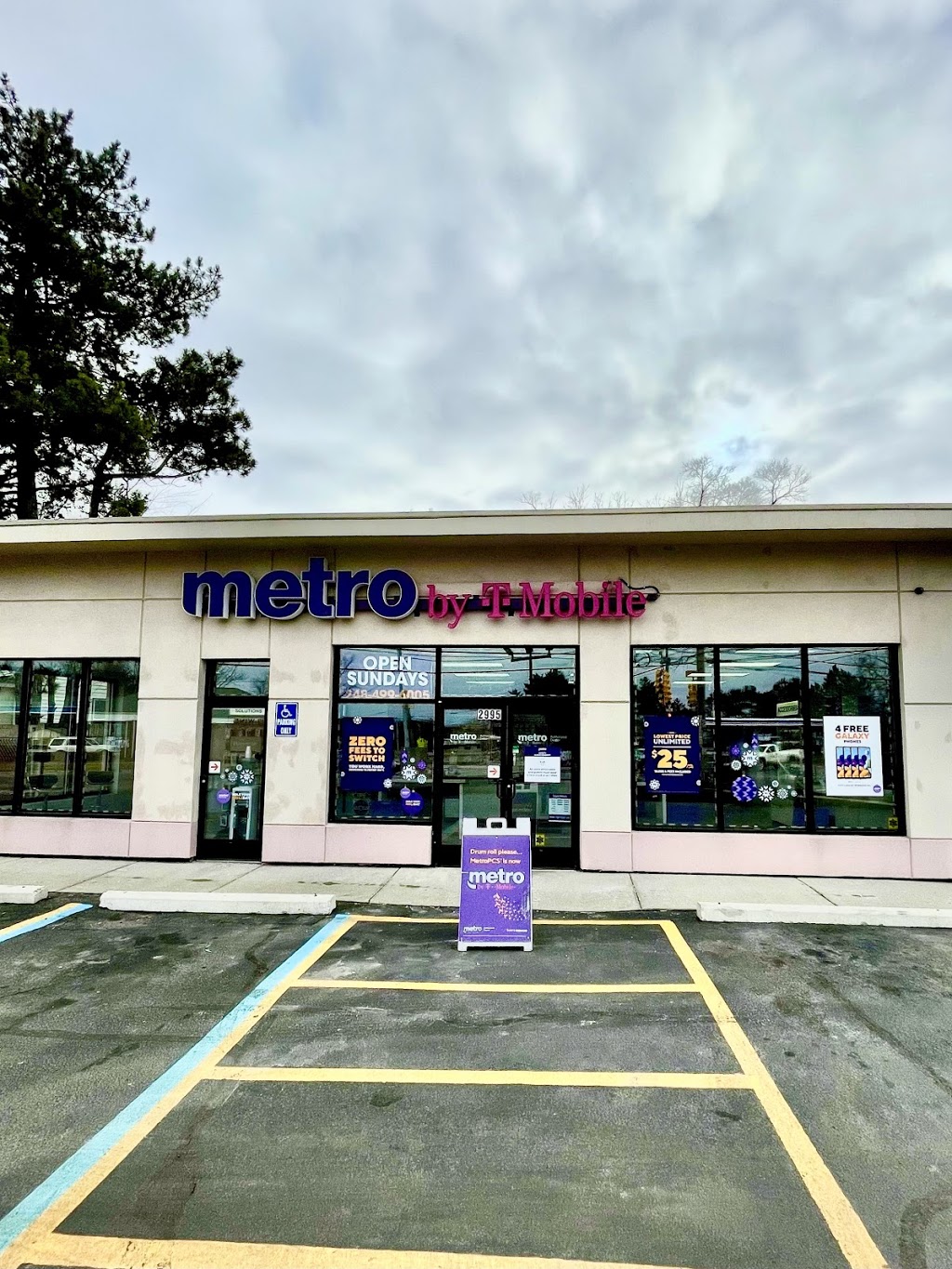 Metro by T-Mobile | 2995 Pontiac Lake Rd, Waterford Twp, MI 48328 | Phone: (248) 499-6005