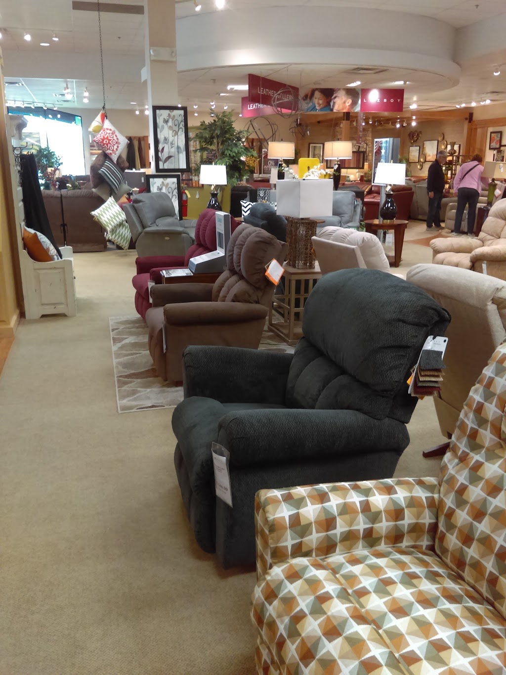 La-Z-Boy Furniture Galleries | 5330 E Southport Rd, Indianapolis, IN 46237, USA | Phone: (317) 898-2209