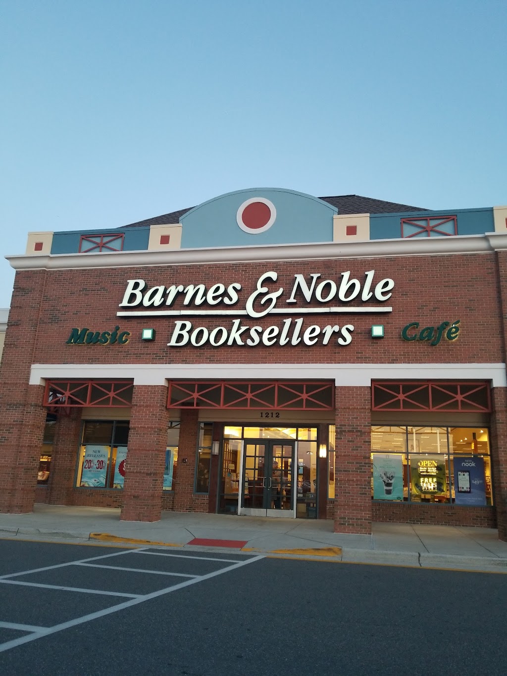 Barnes & Noble | 1212 Greenbrier Pkwy, Chesapeake, VA 23320, USA | Phone: (757) 382-0220