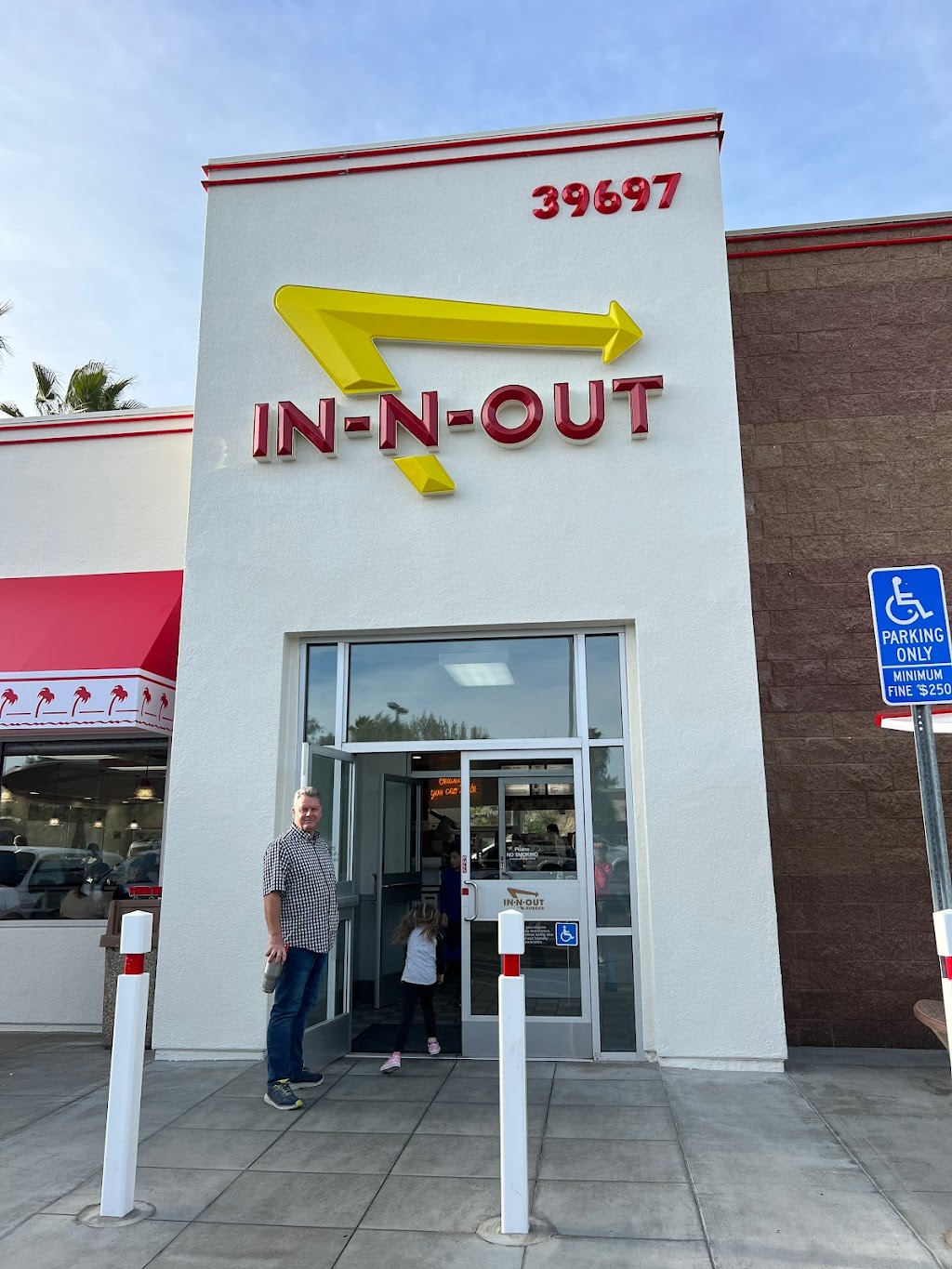 In-N-Out Burger | 39697 Avenida Acacias, Murrieta, CA 92563, USA | Phone: (800) 786-1000