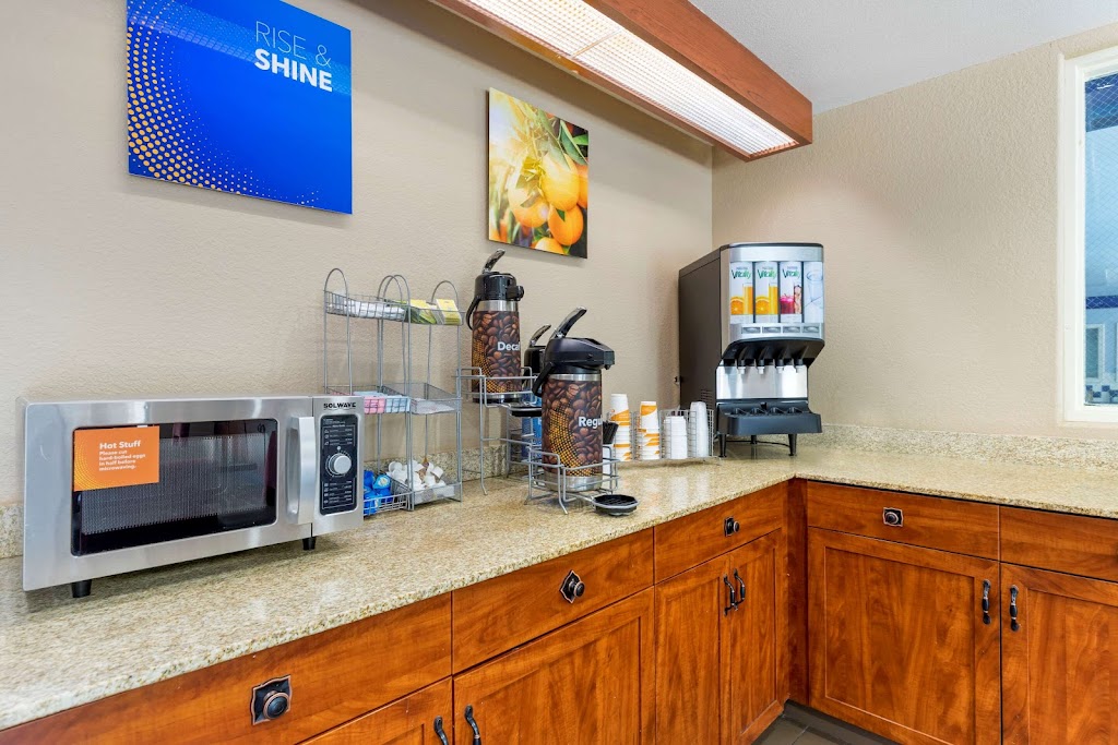 Comfort Suites Lakewood - Denver | 7260 W Jefferson Ave, Lakewood, CO 80235, USA | Phone: (303) 988-8600