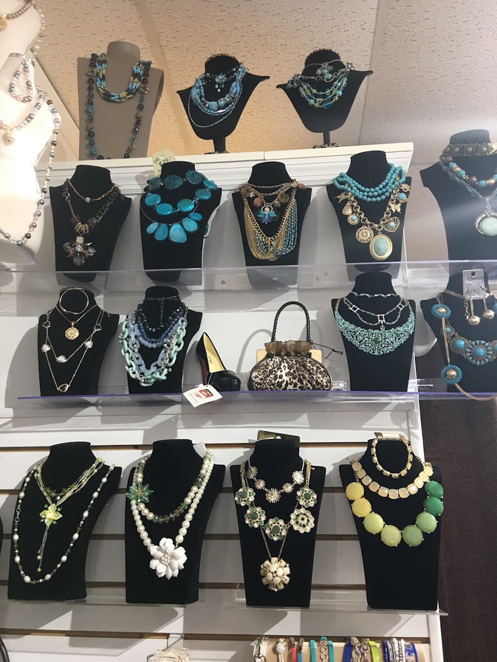 Elizabeths Boutique and Wine Shop | 350 Corey Ave, St Pete Beach, FL 33706, USA | Phone: (727) 254-9526