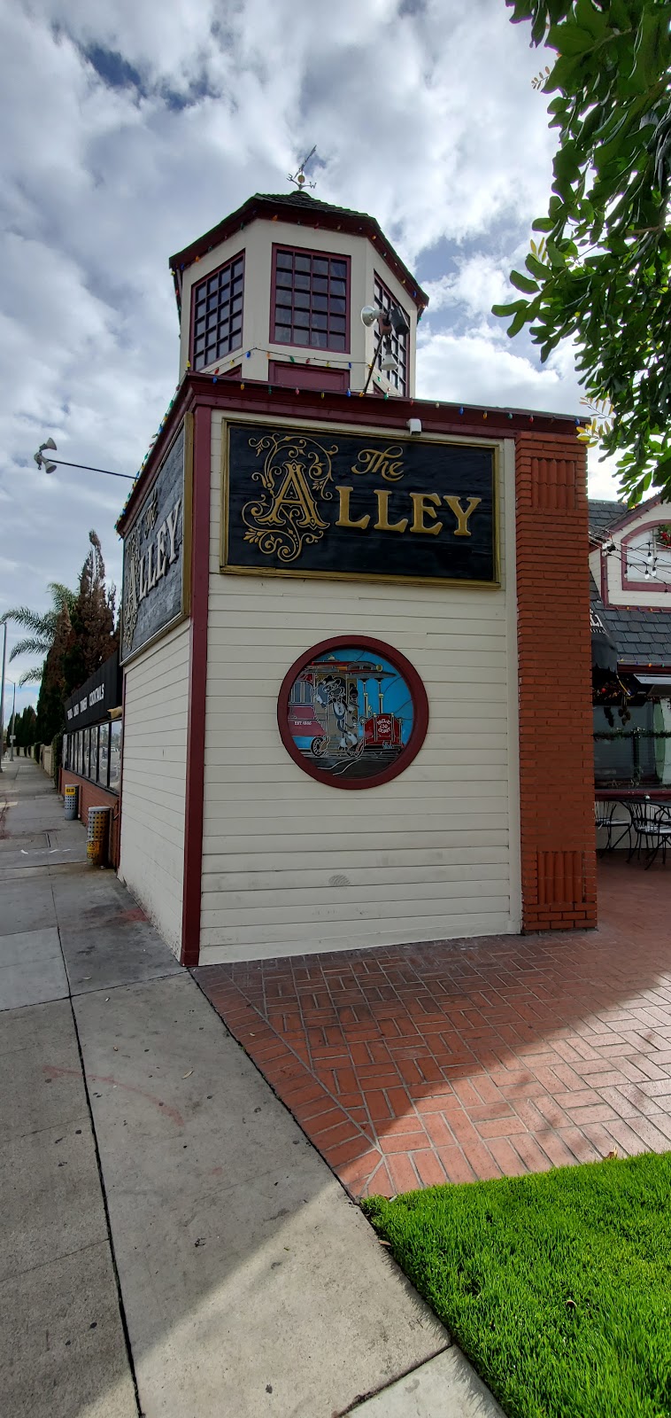 The Alley Restaurant & Bar | 4501 West Coast Hwy, Newport Beach, CA 92663, USA | Phone: (949) 646-9126