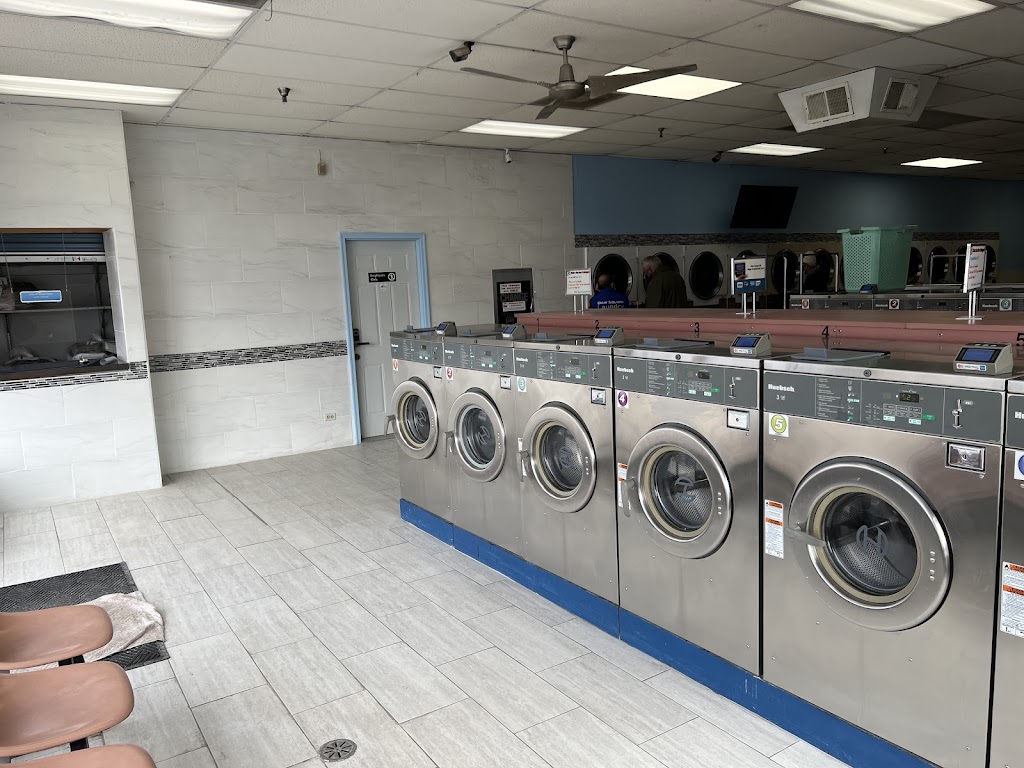 Briar Square Laundromat | 144 N Bolingbrook Dr, Bolingbrook, IL 60440, USA | Phone: (630) 596-2289