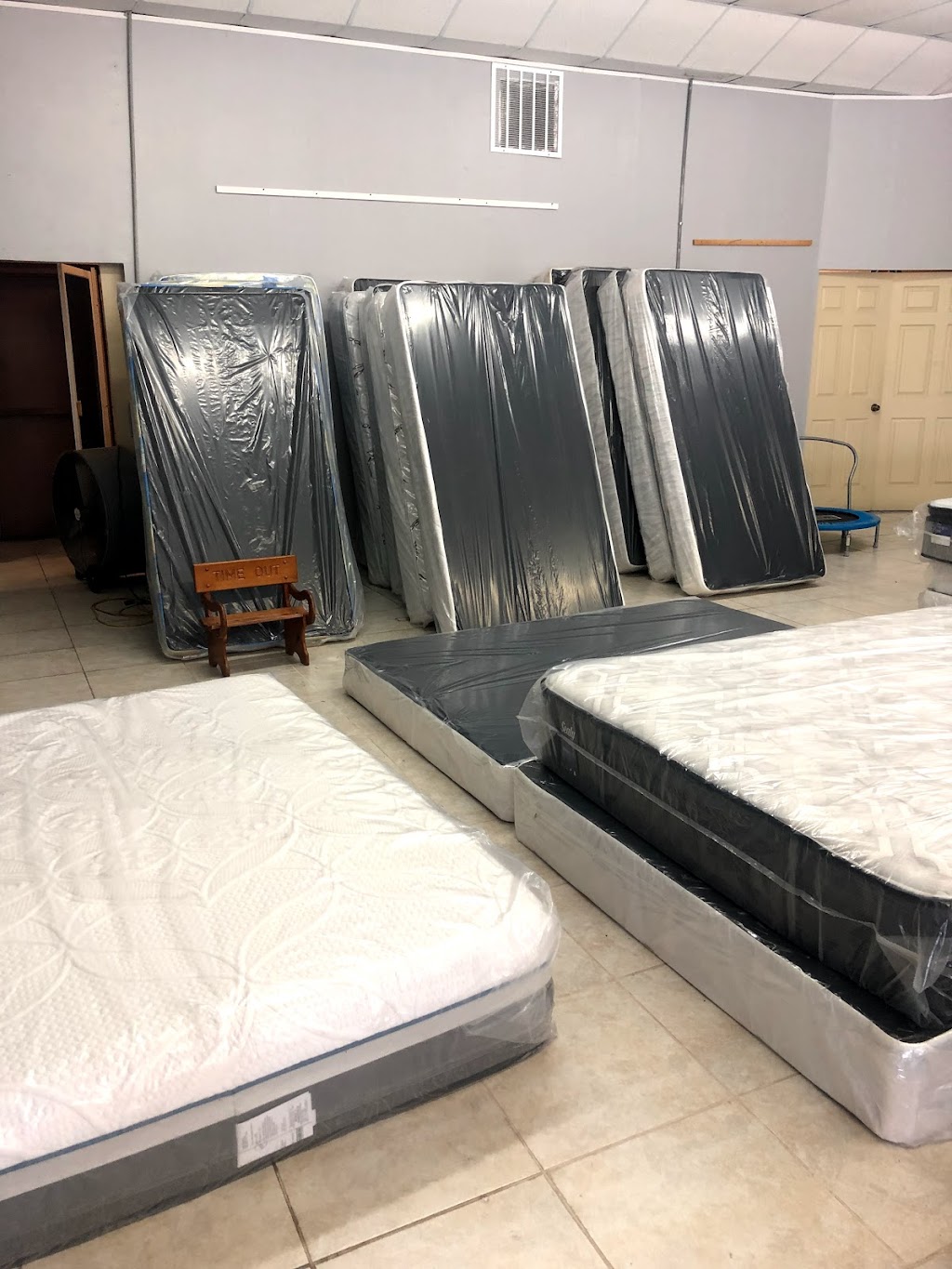 Florida Mattress And Furniture | 711 US-92, Seffner, FL 33584, USA | Phone: (813) 477-9016