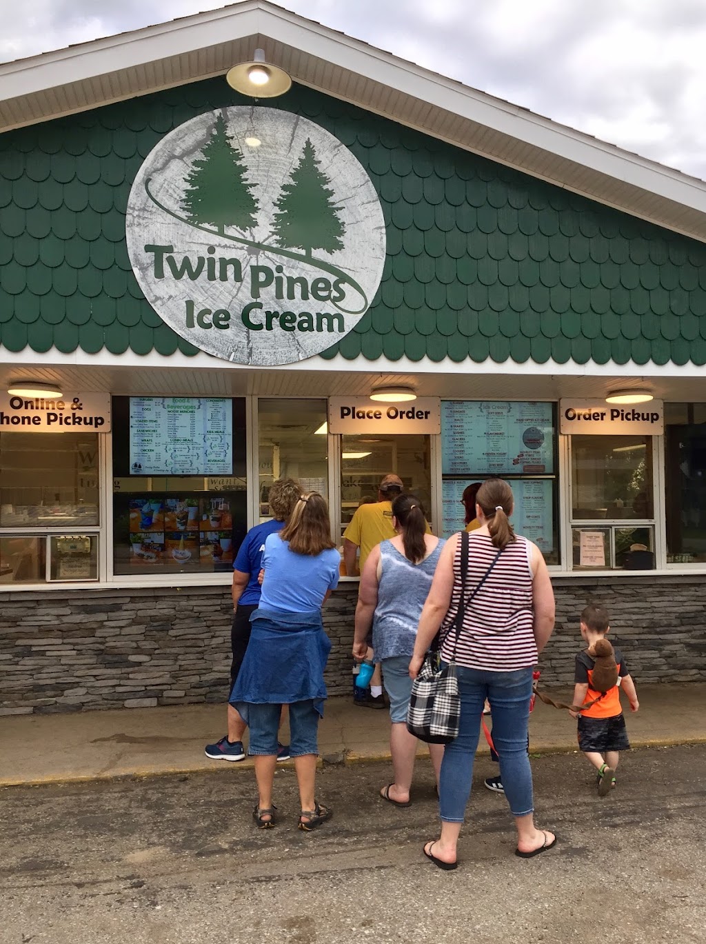 Twin Pines Eatery & Ice Cream | 1102 W Russell Rd, Tecumseh, MI 49286, USA | Phone: (517) 423-7949