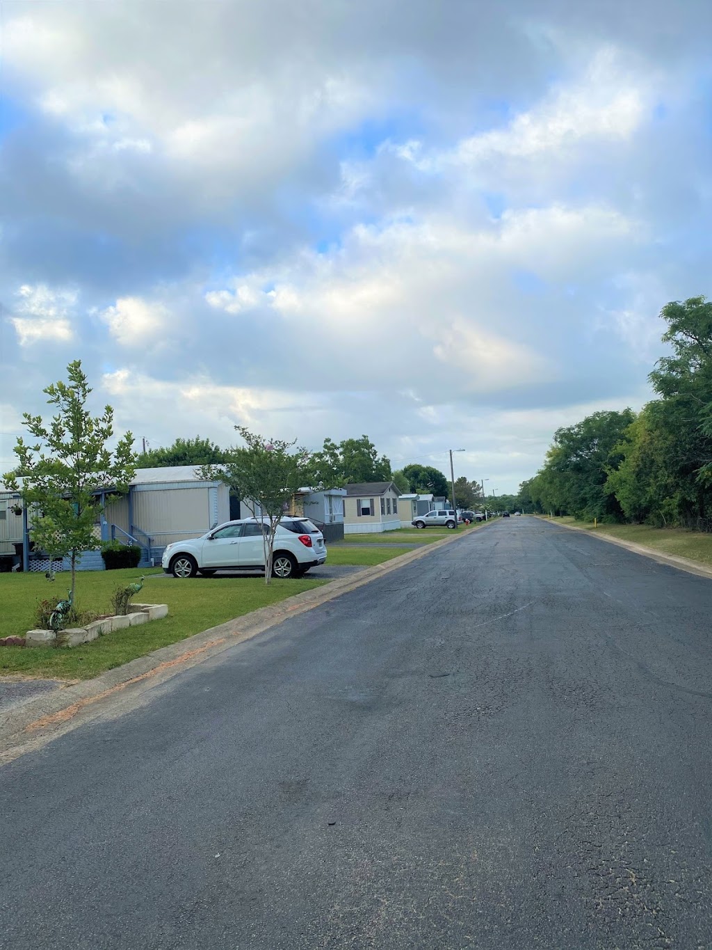 Live Oak & Silent Valley Mobile Home Park | 750 Silent Valley Rd #42, Lockhart, TX 78644, USA | Phone: (512) 376-5874